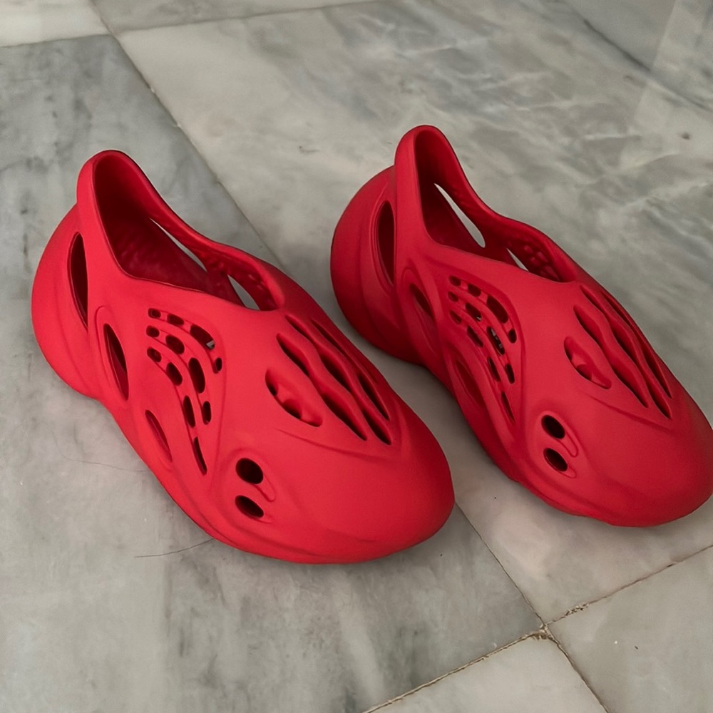 Yeezy Foam Runners comes with the box